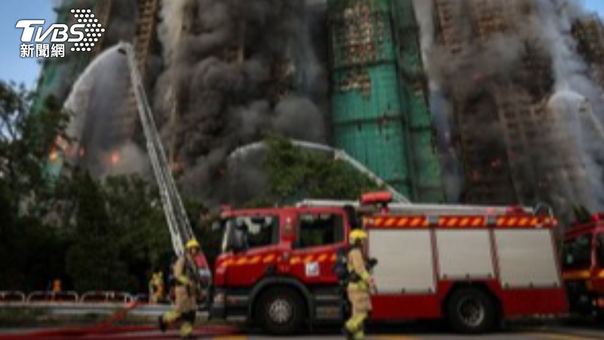 背住戶下樓 數度摔倒 港消防員用盡全力救人