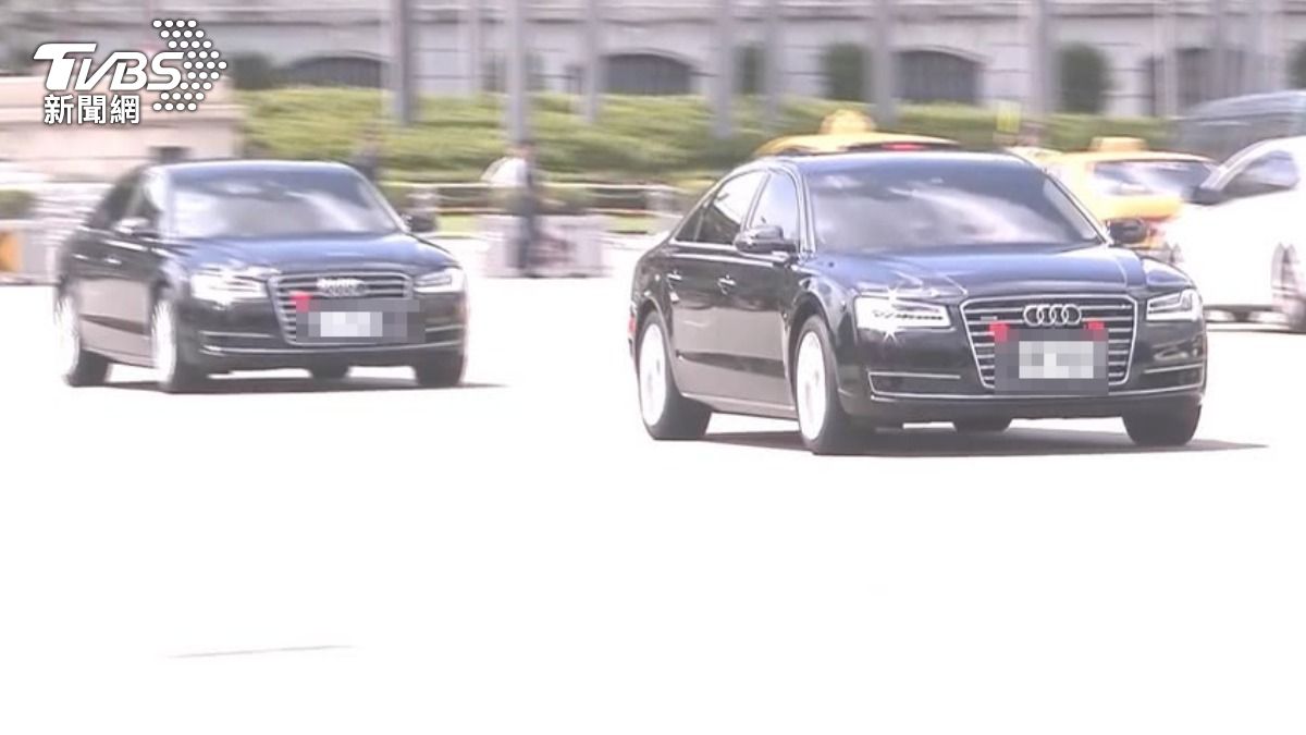 防陳抗民眾丟擲物品!維安警忙盯場內外 「雙眼四顧」嚴防突襲