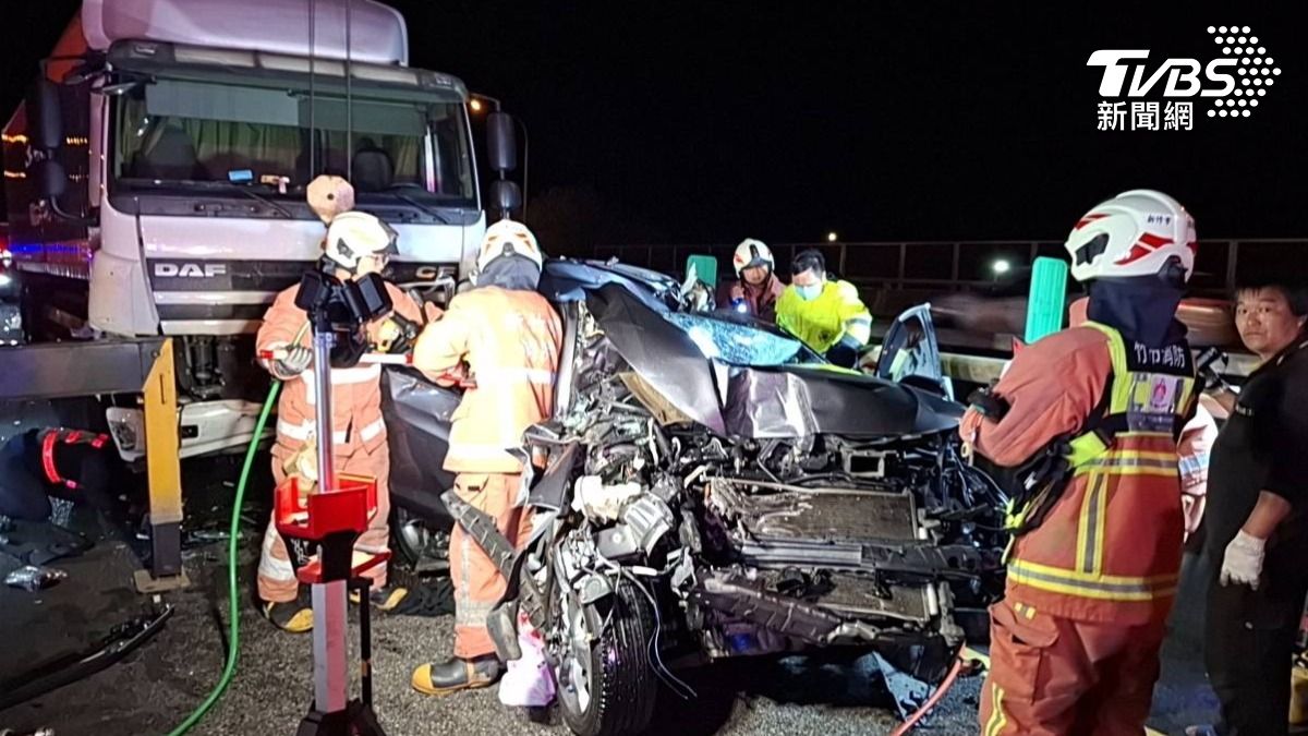 聯結車駕駛疑「恍神」 國道連環撞釀1死7傷
