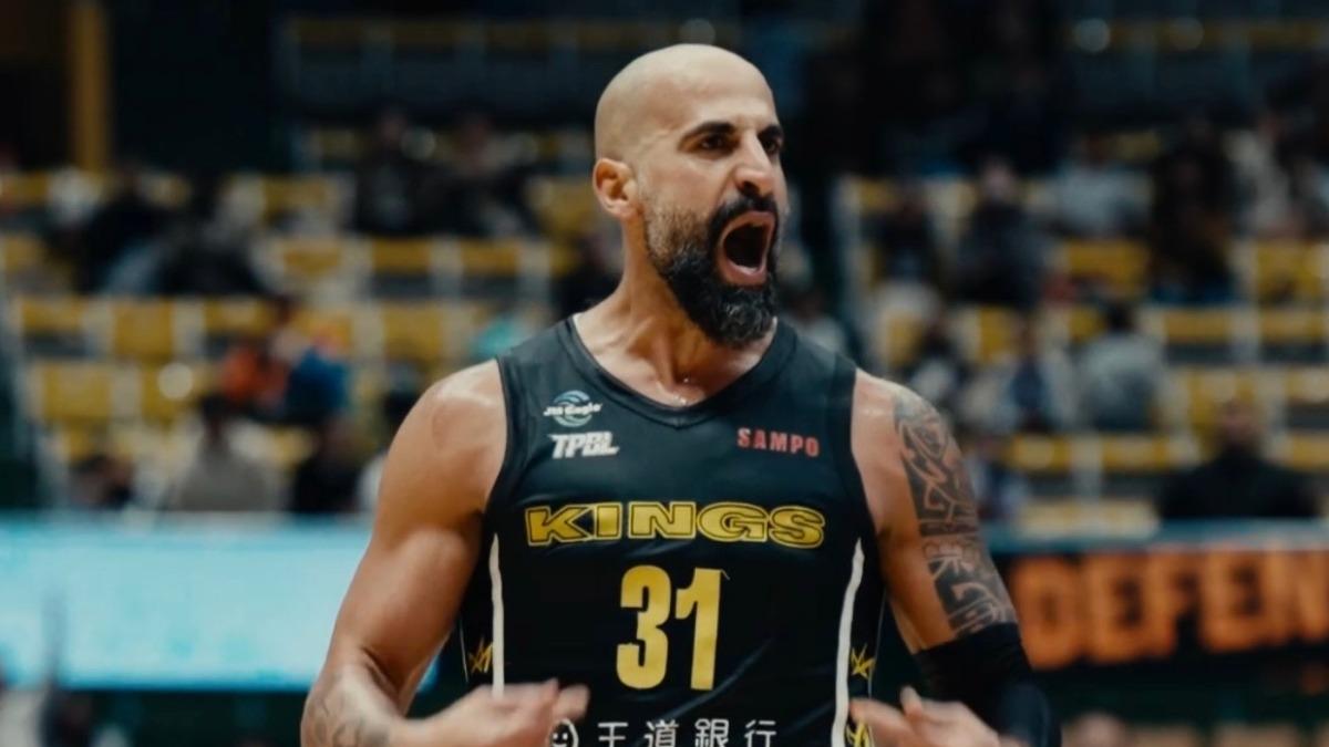 驚險!新北國王桑尼「左膝扭轉」重傷痛苦倒地 擔架抬送出場