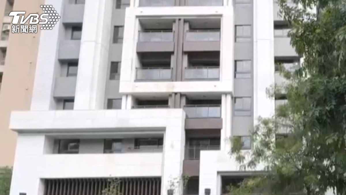 陽台擦冰箱「掉中庭」?有住戶曾反映「圍欄太低」