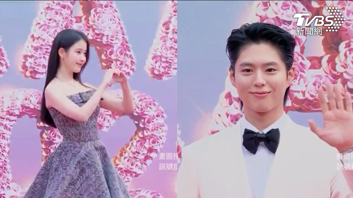 AAA紅毯星光熠熠!朴寶劍狂比愛心寵粉 IU平口禮服絕美