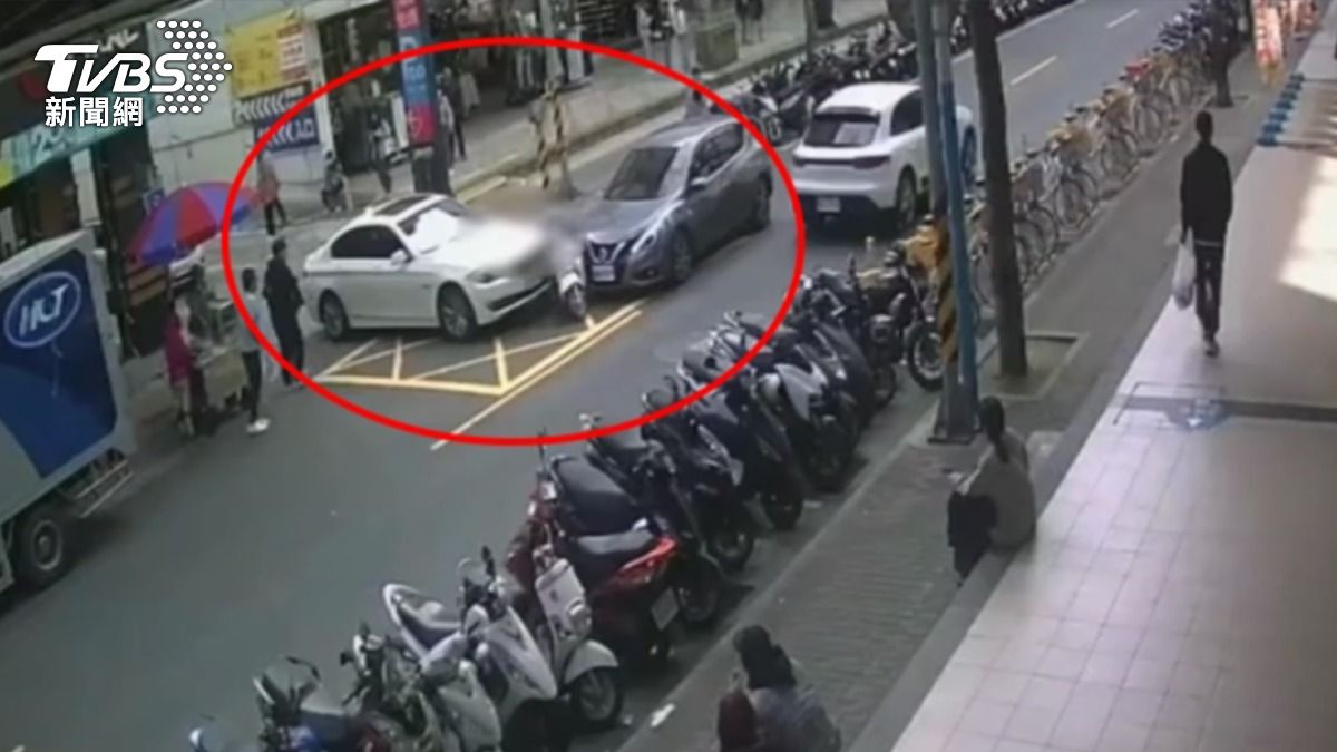 新莊駕駛疑身體不適 自撞波及3人3汽機車