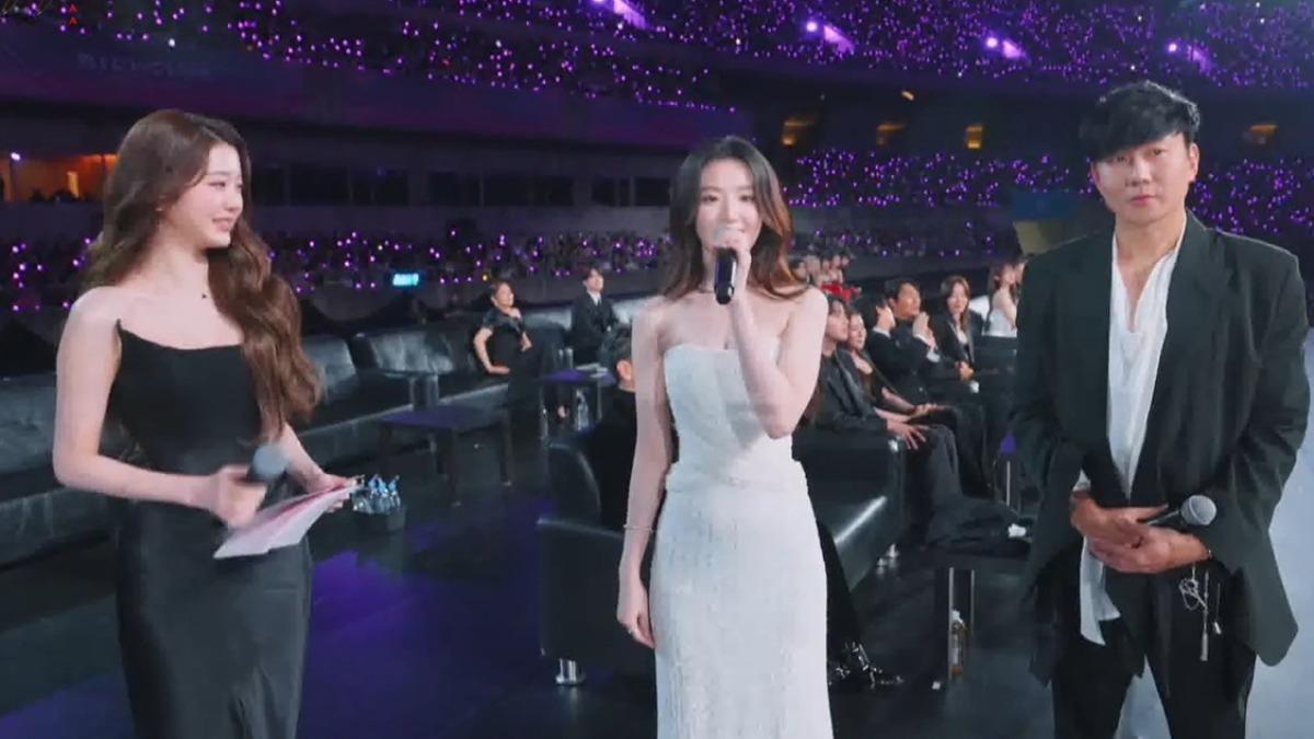 AAA/合體上台!舒華面對5萬人狂告白IU「我是粉絲」 林俊傑誇K-POP