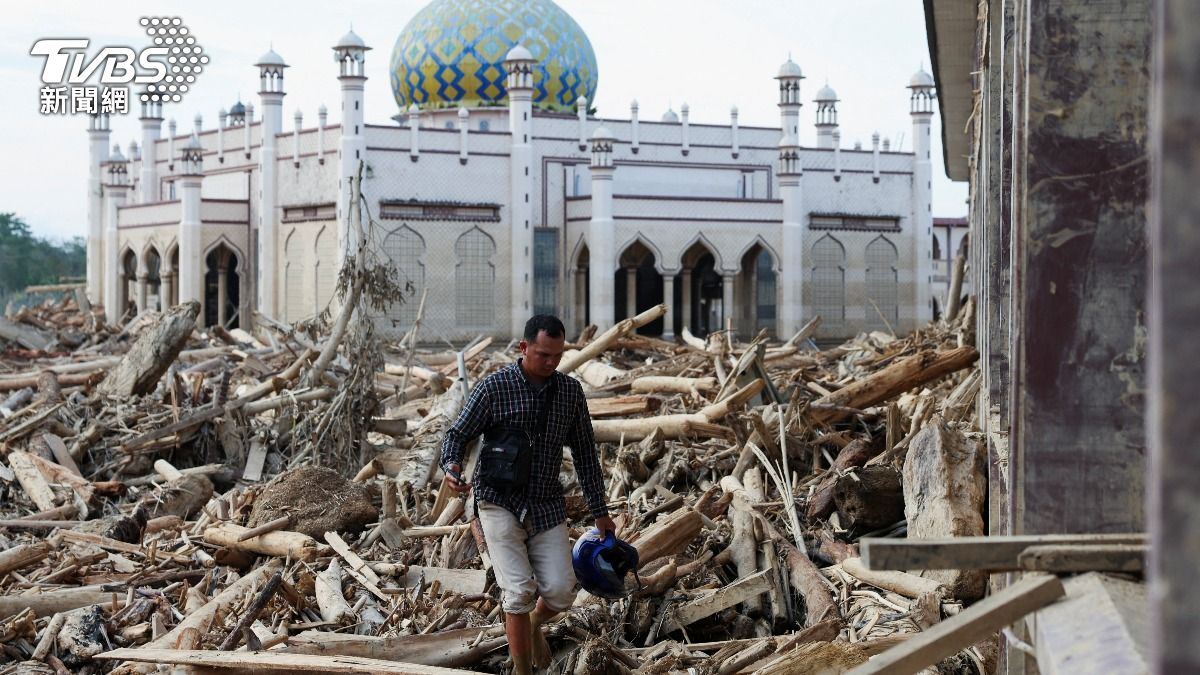 蘇門答臘洪災奪900命!淹村1週無人到 倖存少年煮沸泥水維生