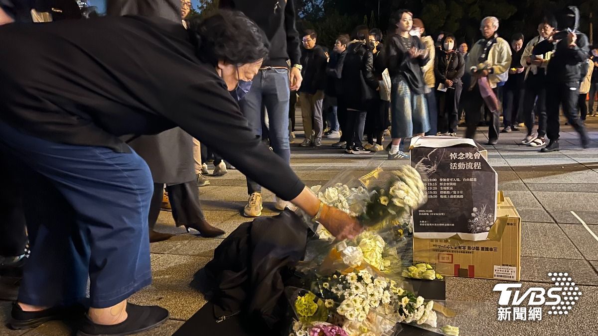 宏福苑惡火奪159命…在台港人自由廣場悼念　連儂牆訴「要真相」