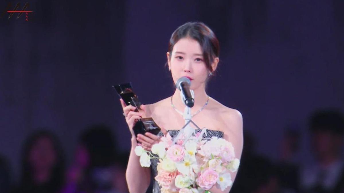 AAA頒獎首日！IU「獎拿不完」奪最大獎　林俊傑合體WOODZ飆高音