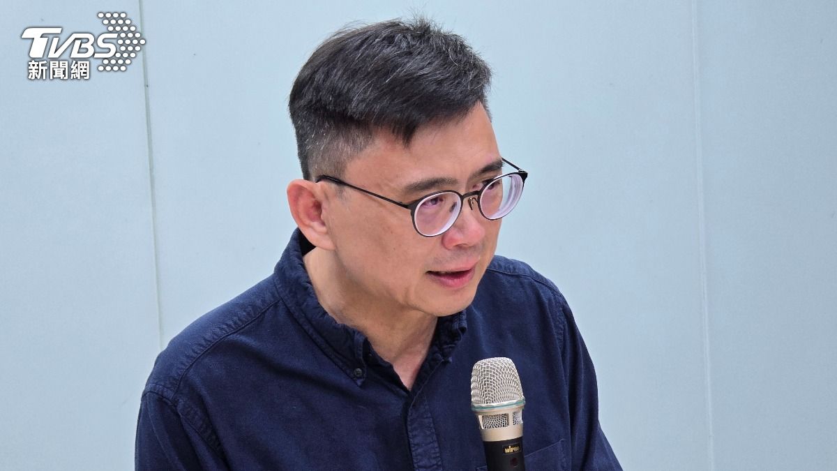 記者會演淚崩大戲？他批賴瑞隆暗欺家長明戲精：民主哭神裝模作樣