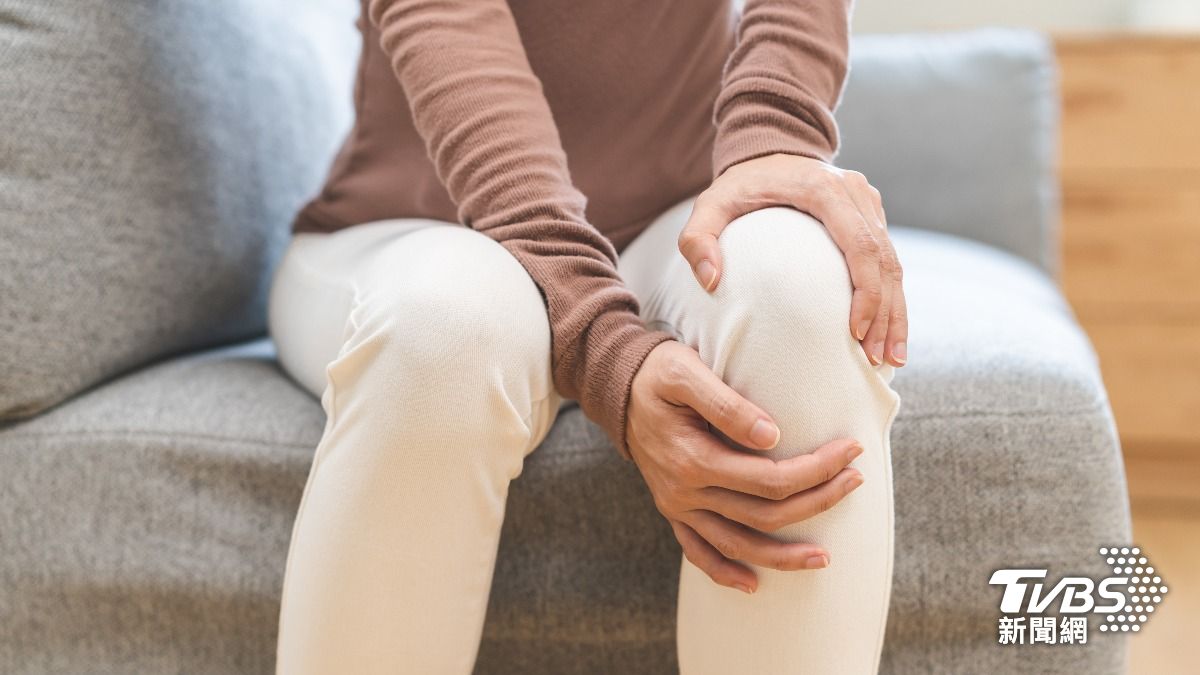 天氣變冷小心關節炎!醫曝「1湯」清熱解毒 泡腳也有效