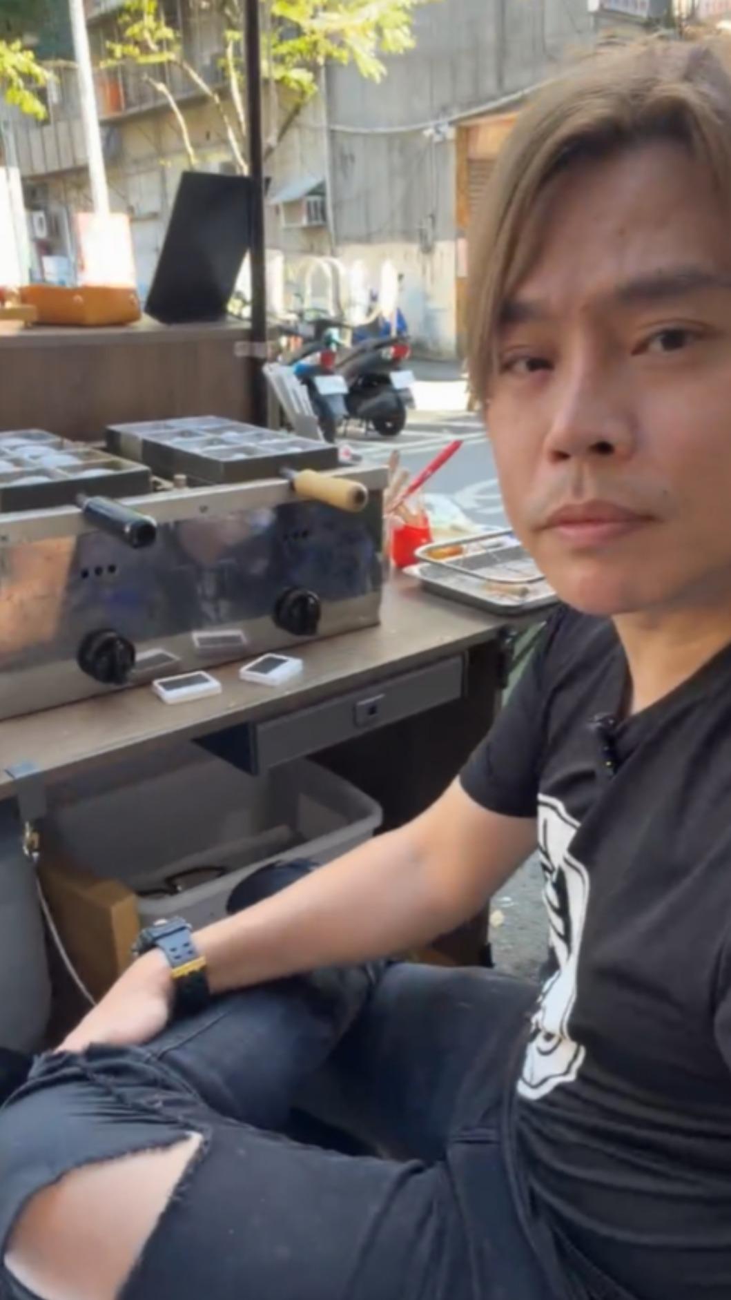 卡古開直播分享最近擺攤賣雞蛋糕。(圖/翻攝卡古臉書) 圖/卡古開直播分享最近擺攤賣雞蛋糕。(TVBS 提供)