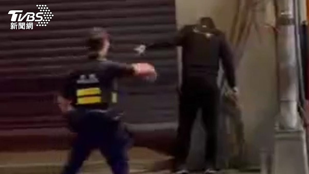 基隆廟口男朝路人揮刀 警拔槍噴辣對峙