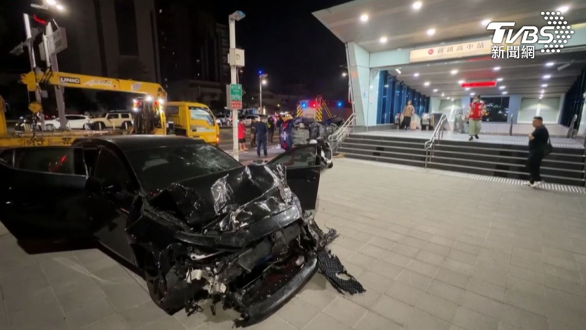 高雄車禍險衝進捷運站!台南汽機車擦撞竟加速「輾騎士」