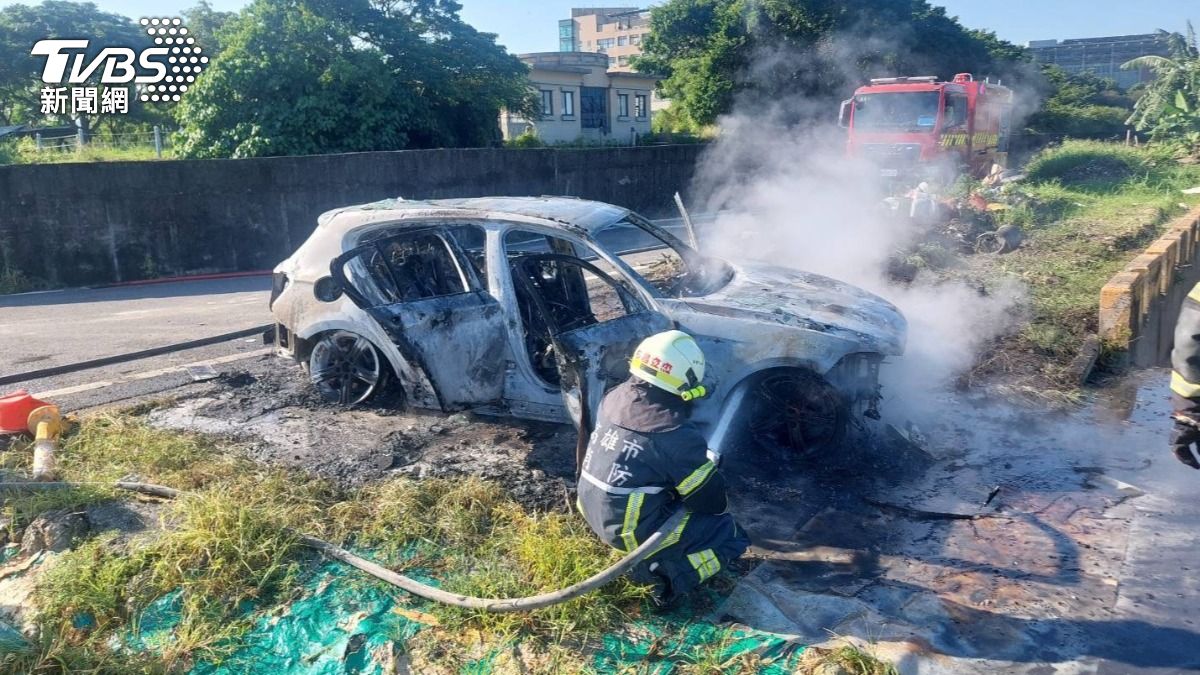 槍手集團設立多處斷點,並燒車毀證。(圖/TVBS) 圖/槍手集團設立多處斷點,並燒車毀證。(TVBS 提供)