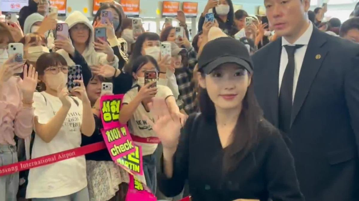 Fans bid farewell to Korean stars at Kaohsiung airport