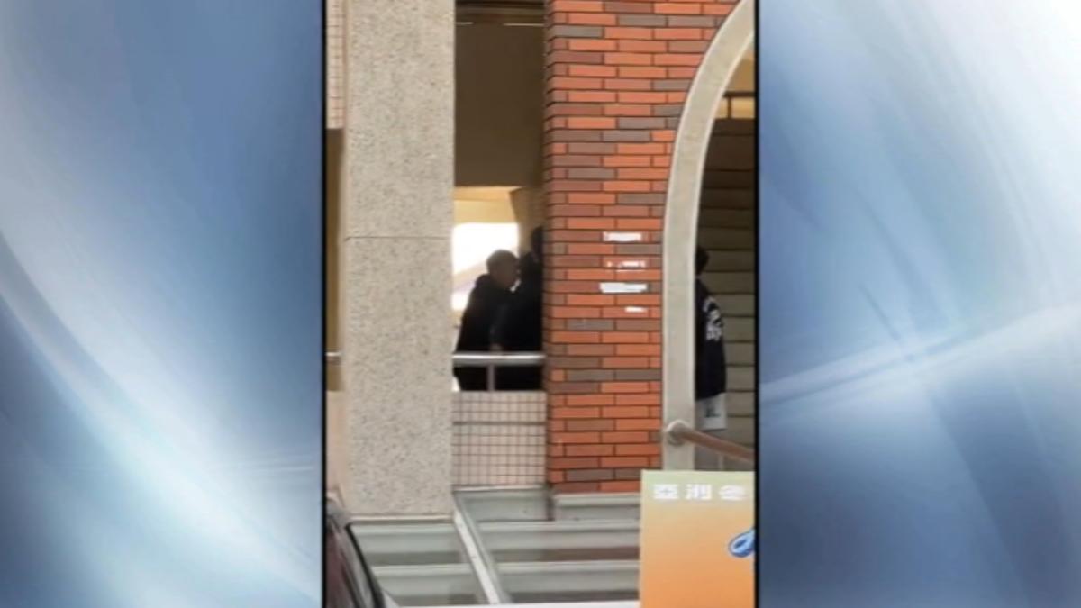 亞洲冬季聯盟場邊　男拿網撈「球員裝備」球迷：破壞素質