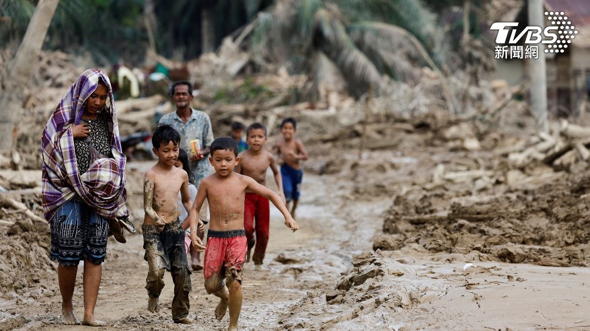 印尼洪水950死274失蹤 醫院癱瘓藥品被沖走「災民煮洪水喝」