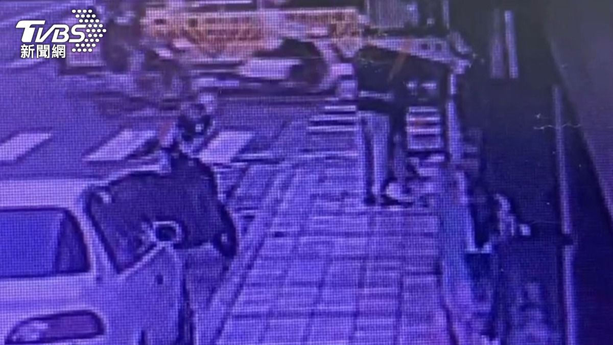 才「街頭擁妻」告別！8小時後轟斃通緝犯　槍手逃亡柬埔寨