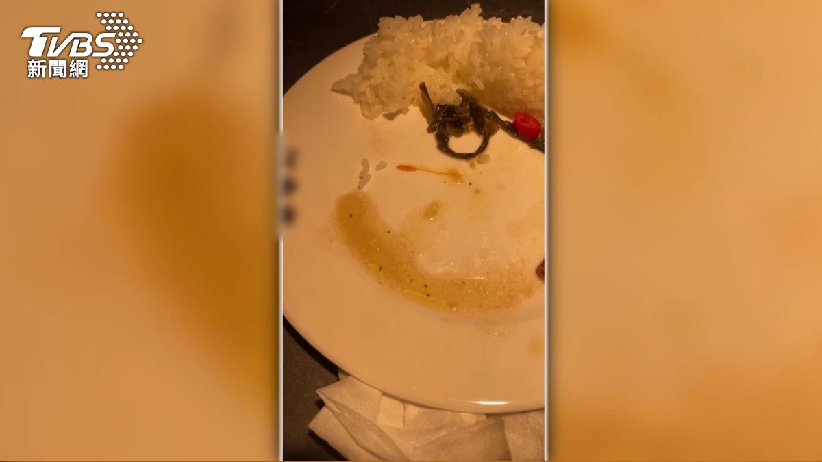 台中公益路4.8顆星酸菜魚店 驚見蟲蟲 客挑出控噁心