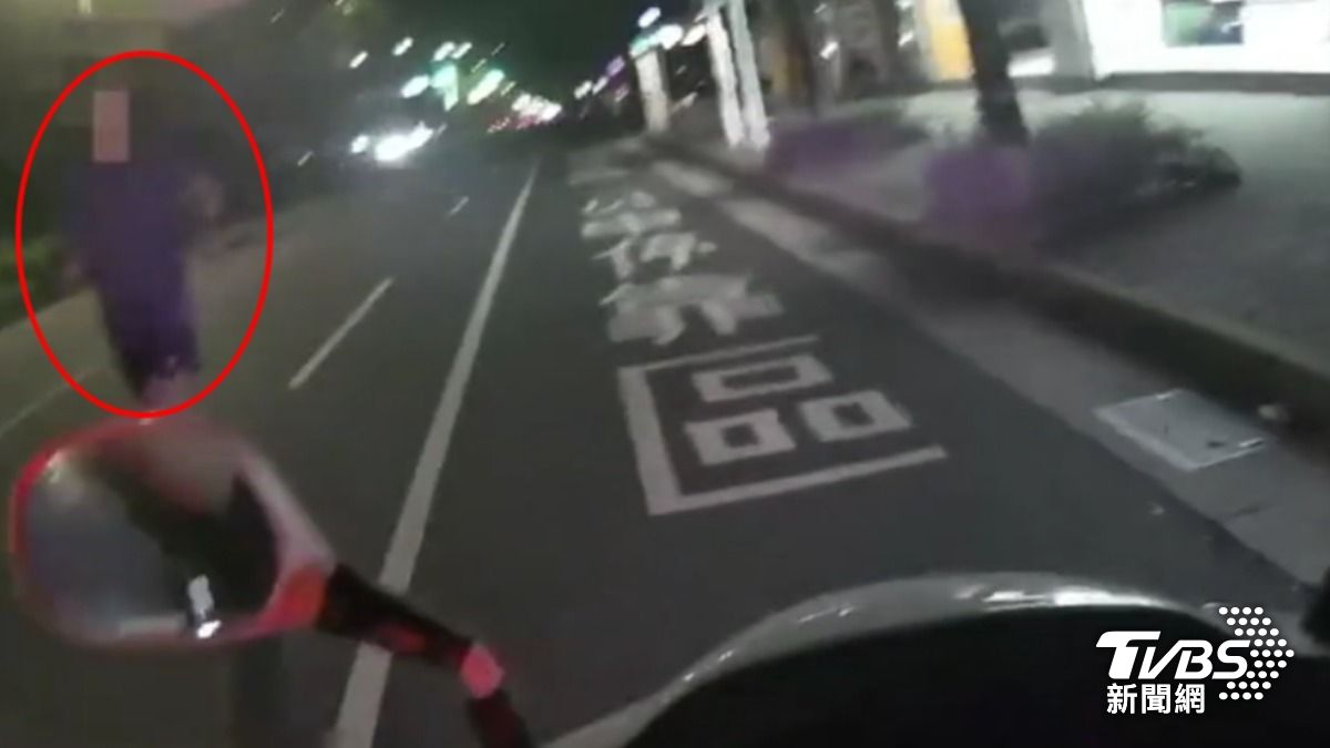 獨／玩命夜跑！　逆向闖燈拒檢　槓警慘遭壓制