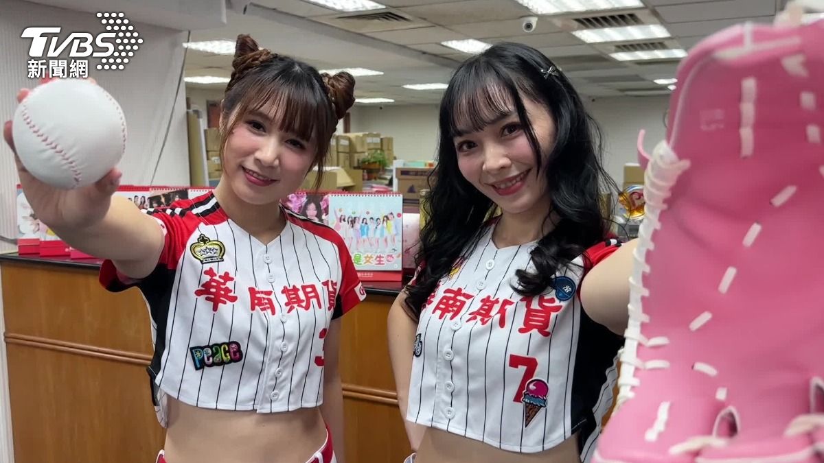 桌曆大戰！美女營業員變身啦啦隊　練3月只為這一拍