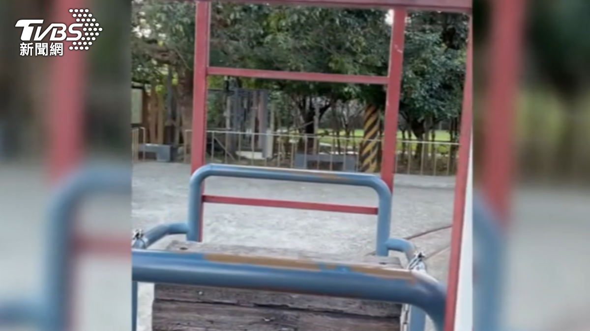 新竹小火車首次翻覆！竟是貪玩孩放石頭「搞軌」