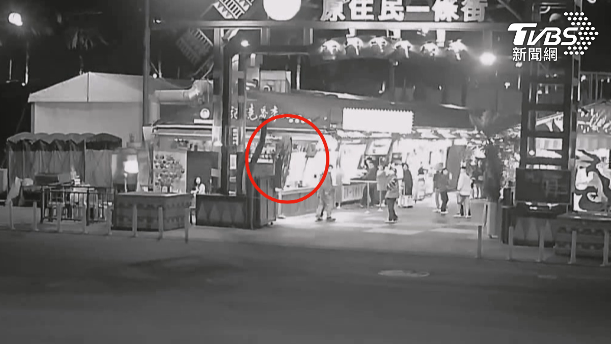花蓮東大門夜市驚魂！8號晚間震後　百公斤招牌掉落險砸人