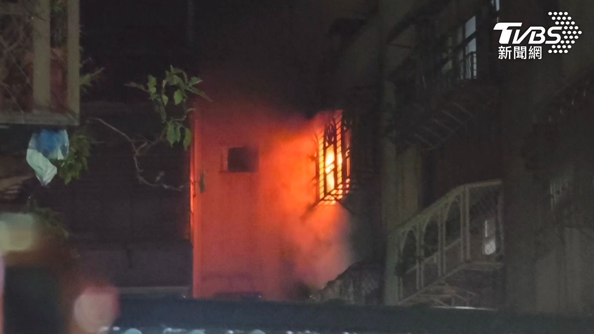 內湖深夜火警！公寓4樓竄烈焰向上延燒　3人送醫、33人疏散