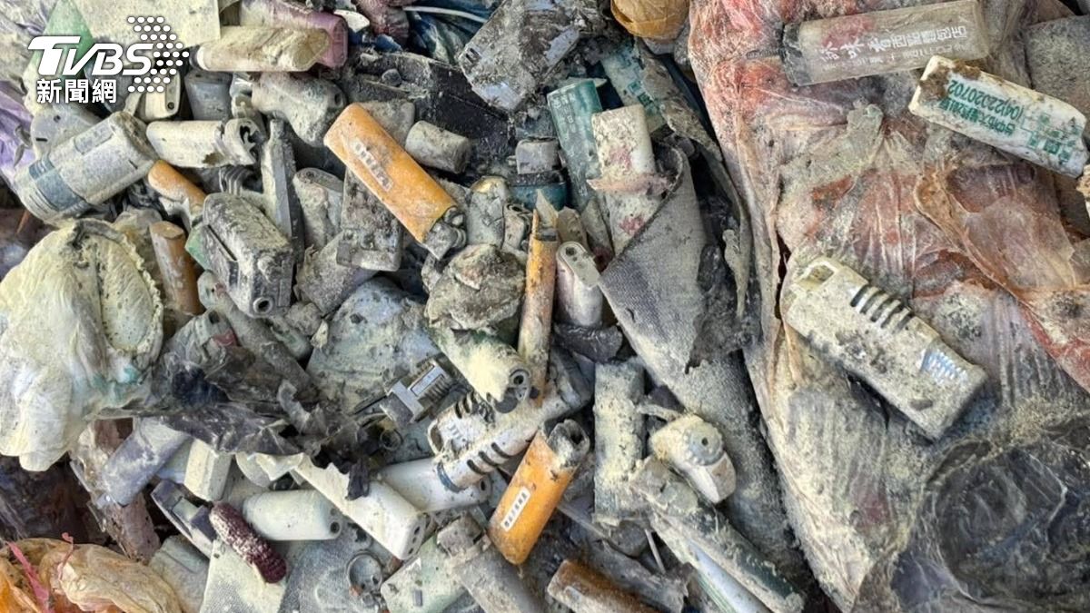 有片/垃圾車變移動炸彈?滿袋100個打火機冒煙起火 清潔隊員急跳車