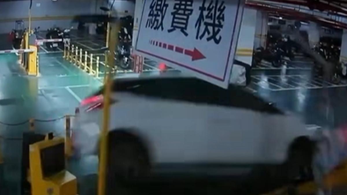 租賃車飛撞進北市停車場!柵欄、分隔島全爛 女駕駛恐賠20萬