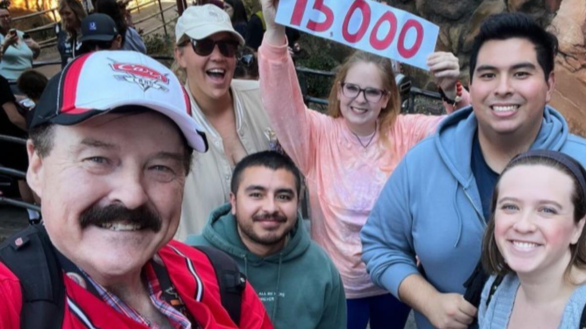 加州男狂搭1.5萬次汽車總動員賽車 去迪士尼如同走灶咖