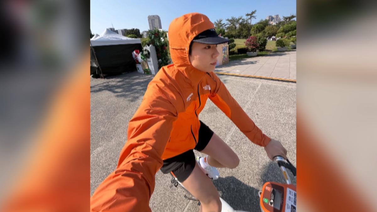 心願達成! 朴寶劍騎UBIKE遊高雄 攜李惠利拍「寶劍樹」