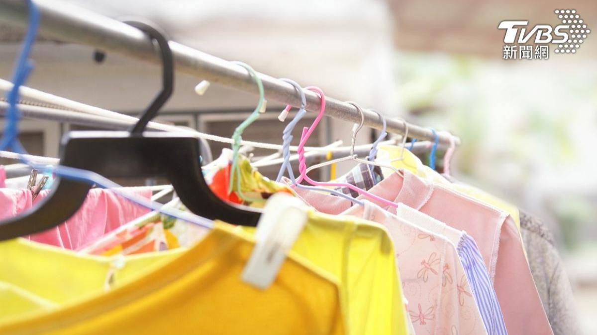 雨天衣服好難乾!日達人教「拱形晾法」 室內晾衣用1物乾超快