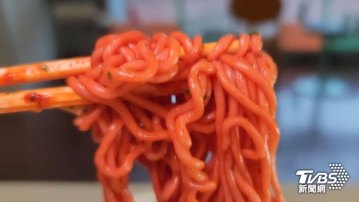 搞怪泡麵夯！　美樂蒂粉紅麵PK小當家墨魚麵