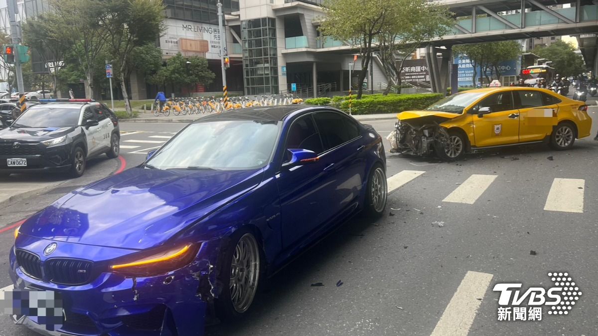 有片/新北小黃搶快左轉 擦撞BMW「車頭破洞」運將賠大了