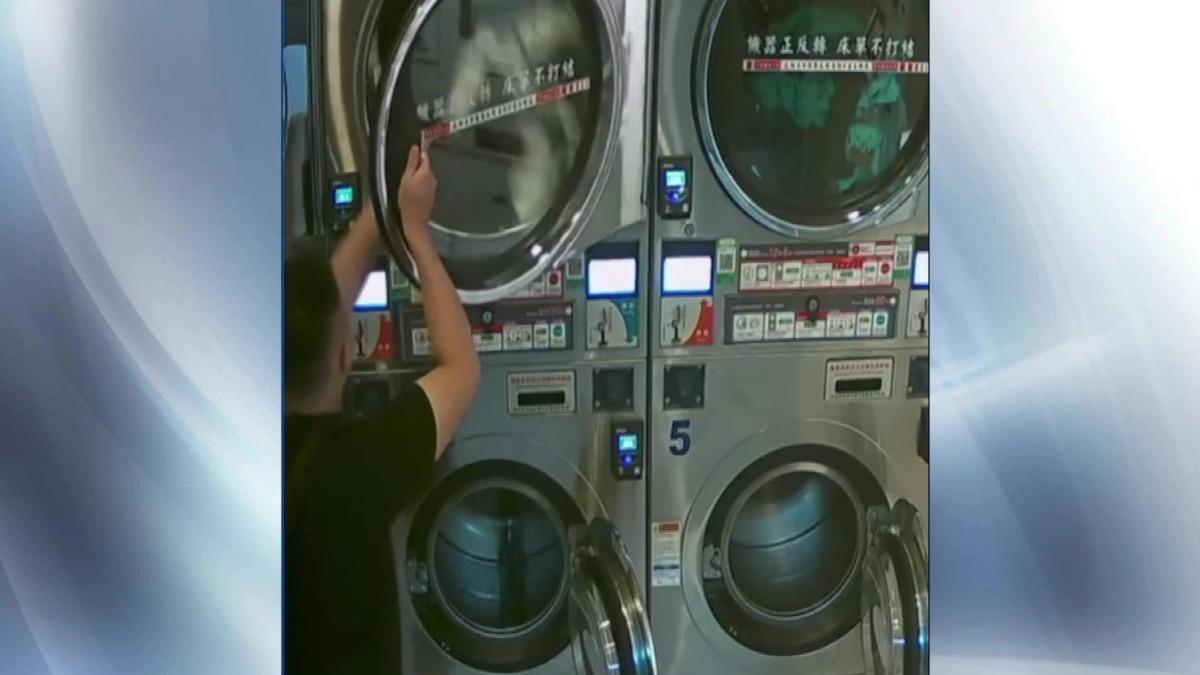 男子竟開運轉中烘乾機「丟垃圾」!白襪全毀 顧客崩潰