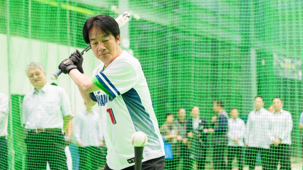 棒球青年赴美回台!賴清德挑戰二刀流 一玩笑讓小球員險「綜藝摔」