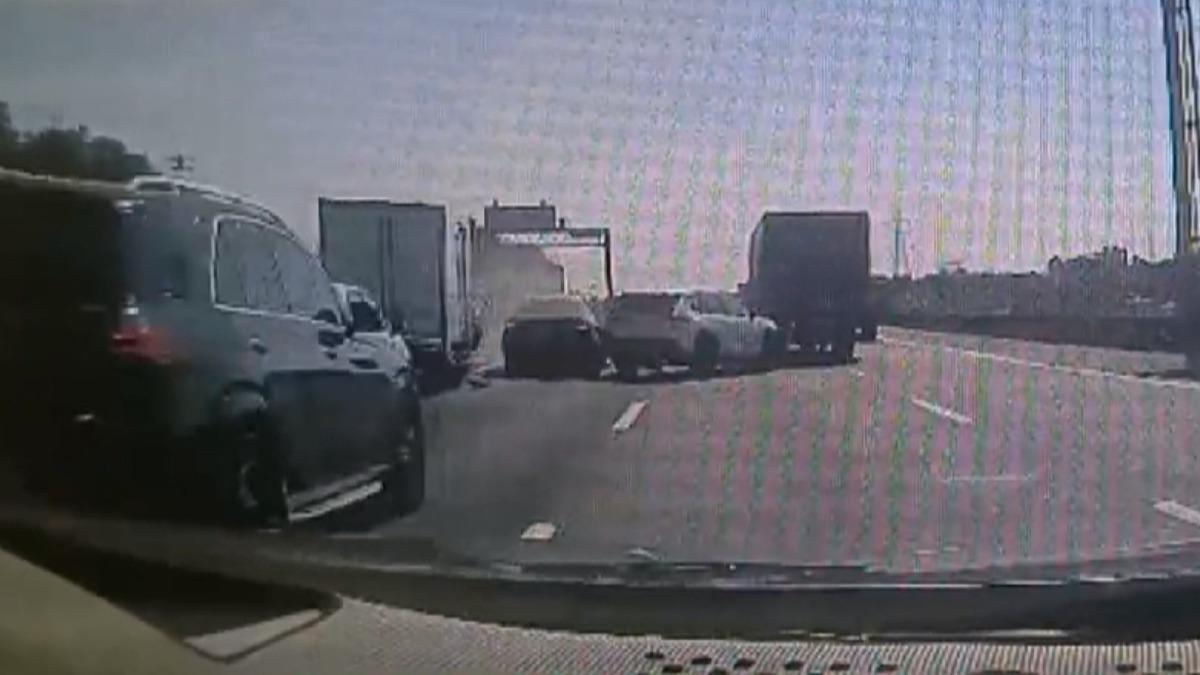命大!國道四車連撞貨車也肇事 警消到場幸運無人傷亡