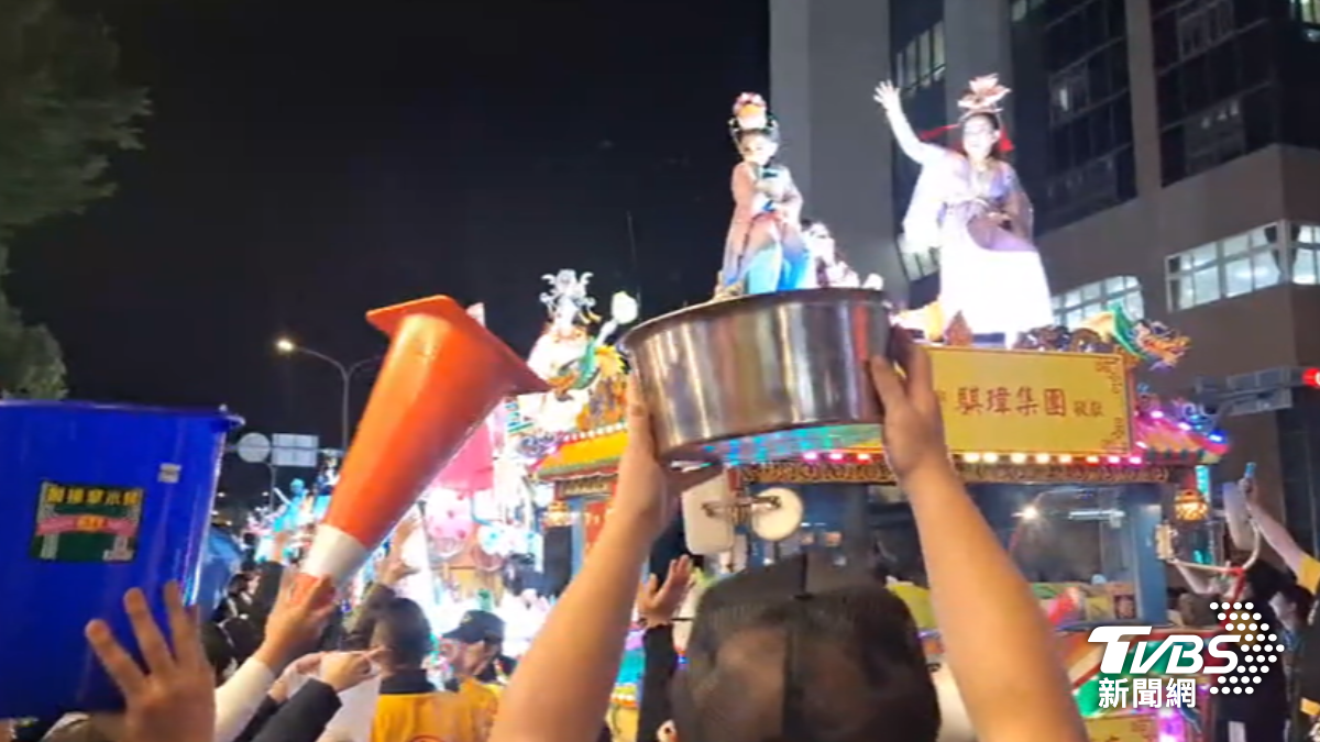 艋舺青山宮遶境登場 信眾舉「三角錐」搶平安小物 馬來西亞客讚:台灣超熱情