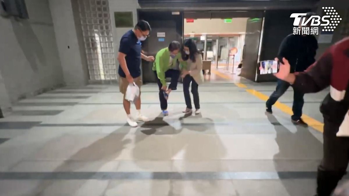 鍾嘉村戴電子腳鐐！晚間由兒子攙扶離開　地院曝交保理由