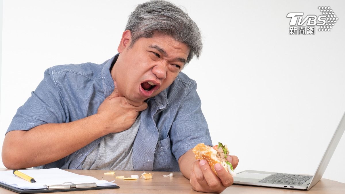 胃食道逆流治不好?吃東西常嗆到竟「肺癌第三期」 醫:3徵兆注意
