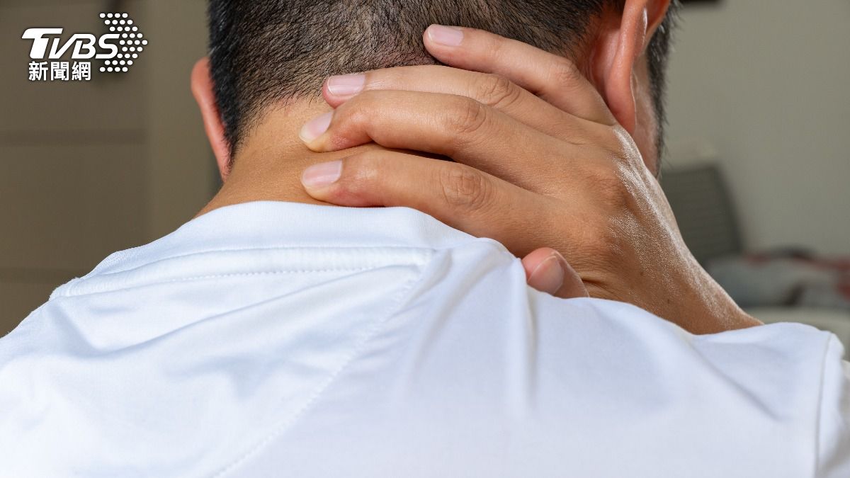脖子僵硬以為落枕?醫揭「膽固醇爆表」警訊:爽吃薑母鴨小心補過頭