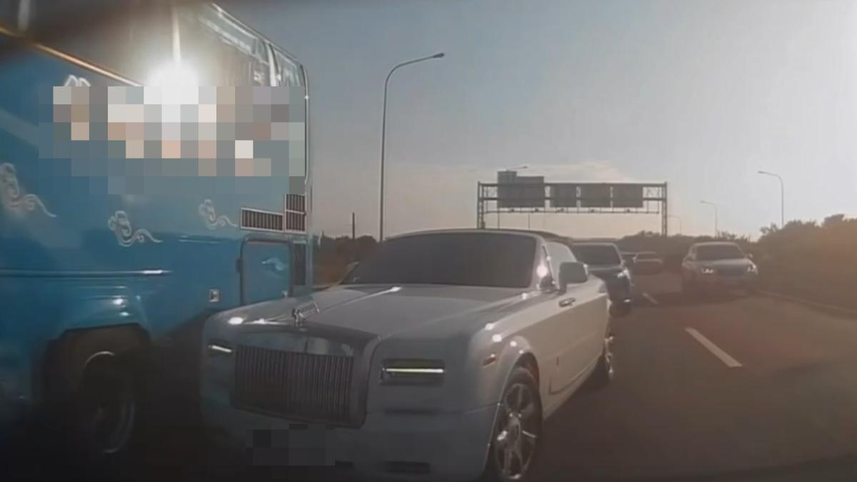 移動豪宅GG!四千萬勞斯萊斯硬切撞遊覽車 網:超貴車禍