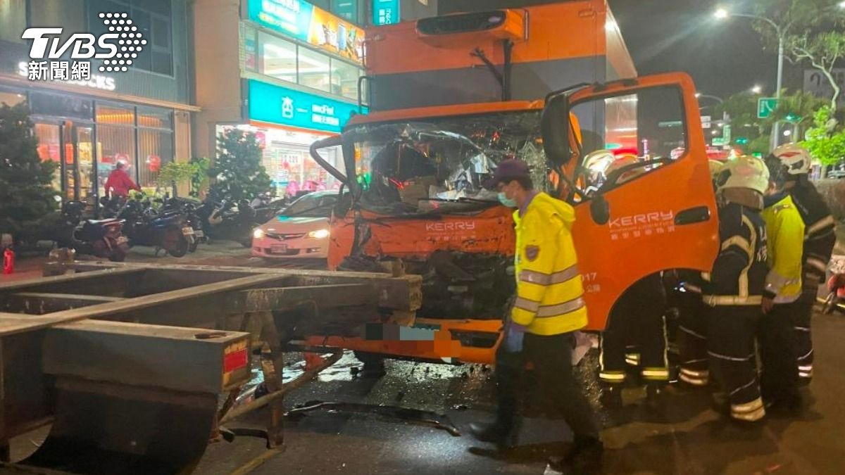 疑未注意車況!桃園貨車失控追撞聯結車 「車頭全爛」駕駛受困