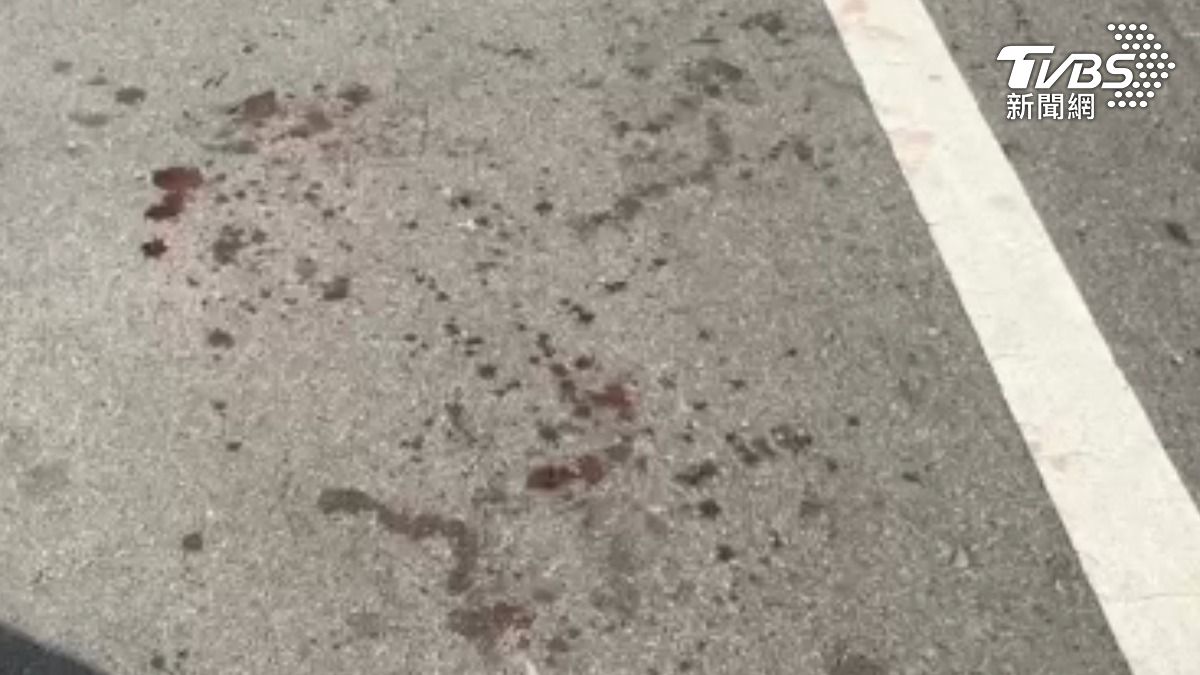 台中爆砍人槍響！31歲男欠債談判1打2　砍手射背血濺滿地