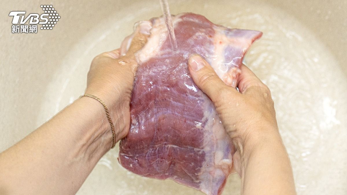 水洗生肉恐讓細菌噴滿地!醫警告「3族群」要小心 正確4步驟一次看