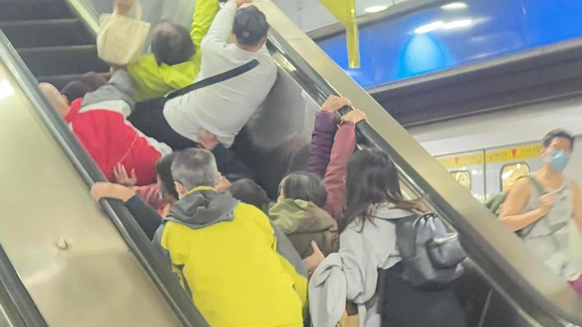北捷亞東醫院站手扶梯多位長者跌倒 摔成一團驚險畫面曝