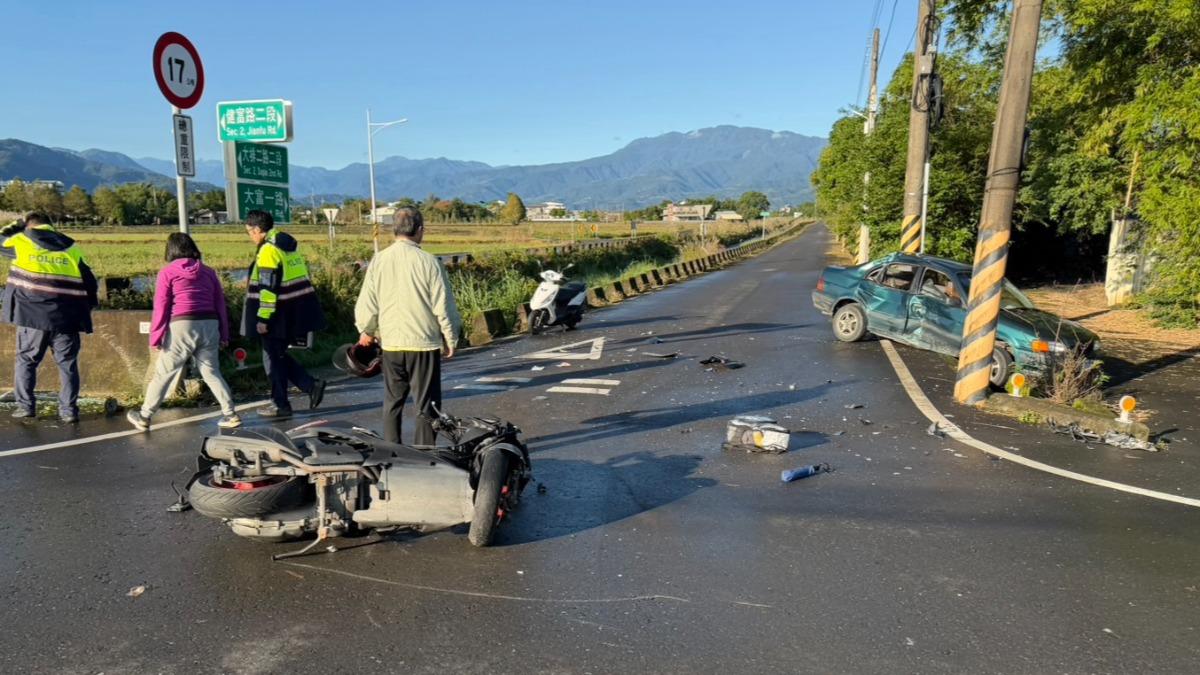 無號誌路口 小客車與機車相撞 騎士倒地受傷