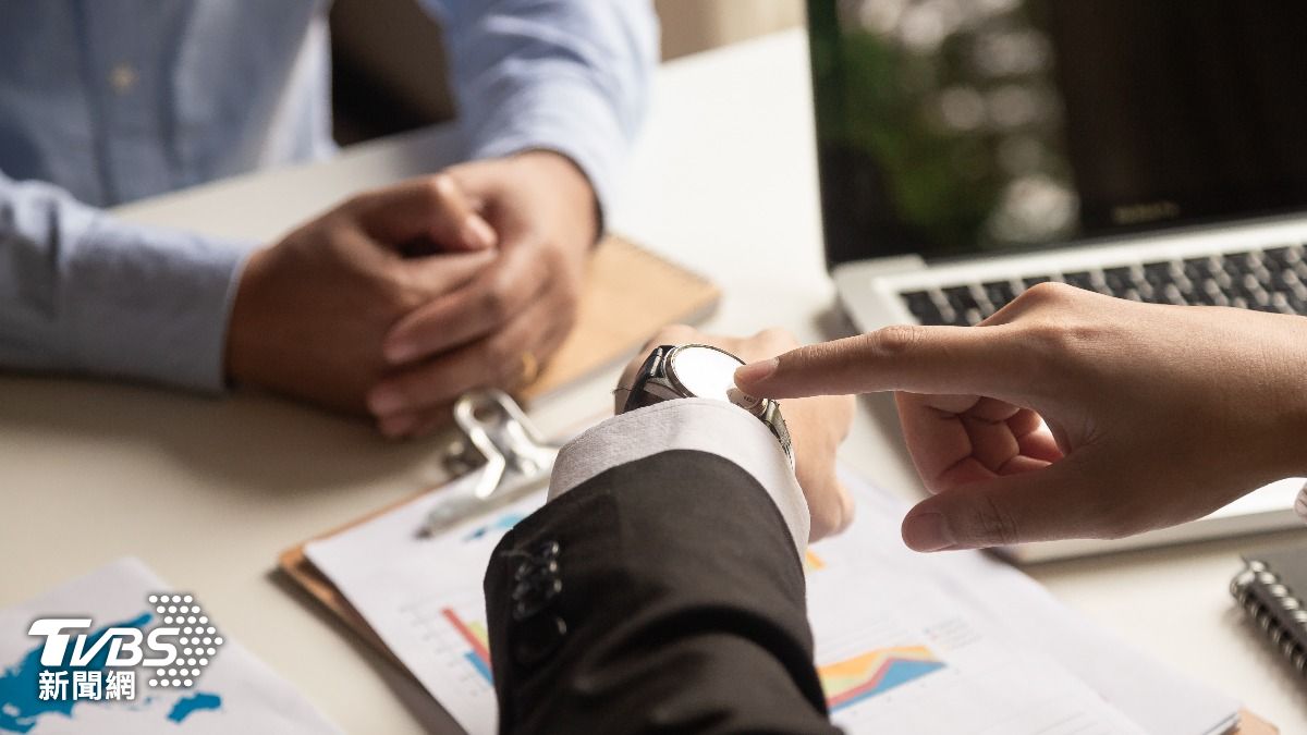 每天提前40分鐘到公司　女員工「頻繁早到」遭老闆開除