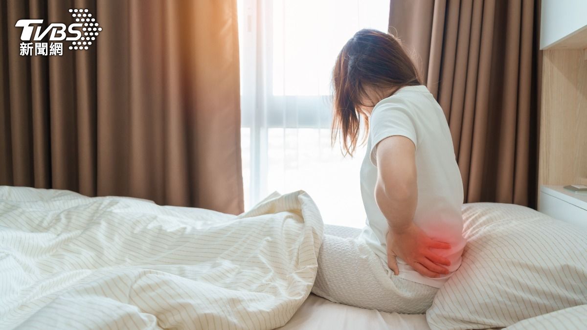 睡太多也傷腰!醫揭「極端睡眠」是腰痛元兇:6招遠離肌筋膜炎