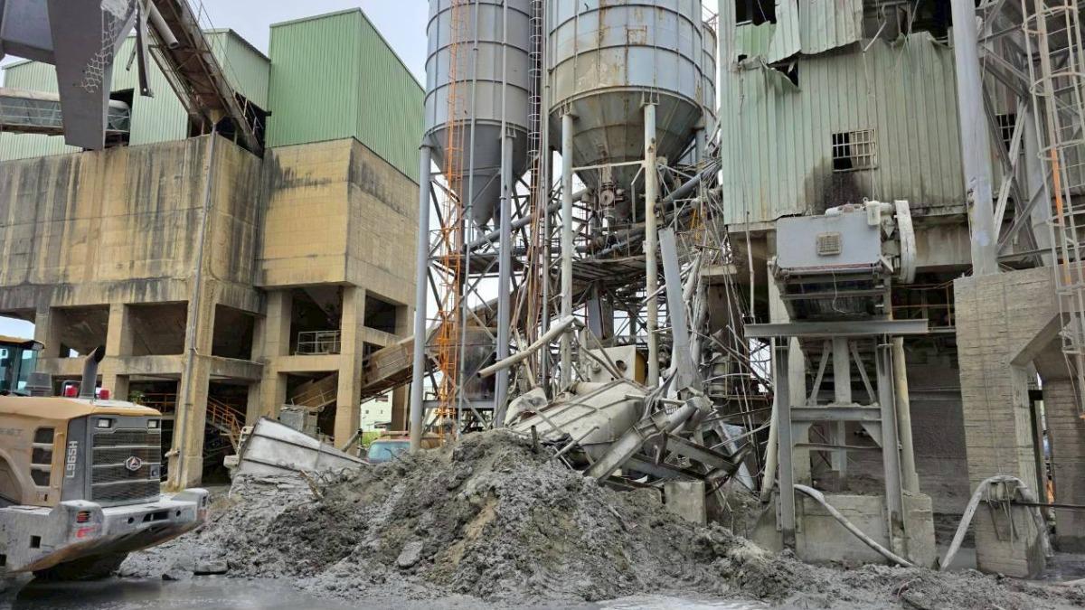 有片／桃園水泥預拌廠桶槽突坍塌「大量煙霧揚起」　員工急逃生